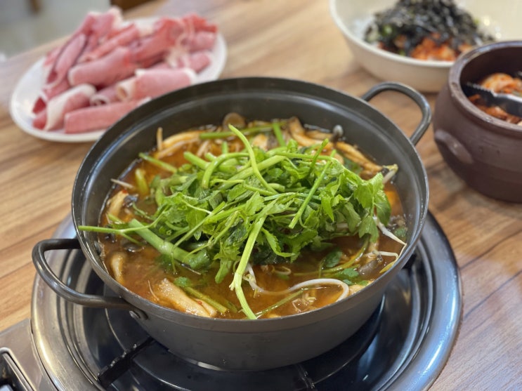  수원 광교호수공원 맛집 <이나경등심칼국수> 얼큰한 칼국수 국물이 최고!