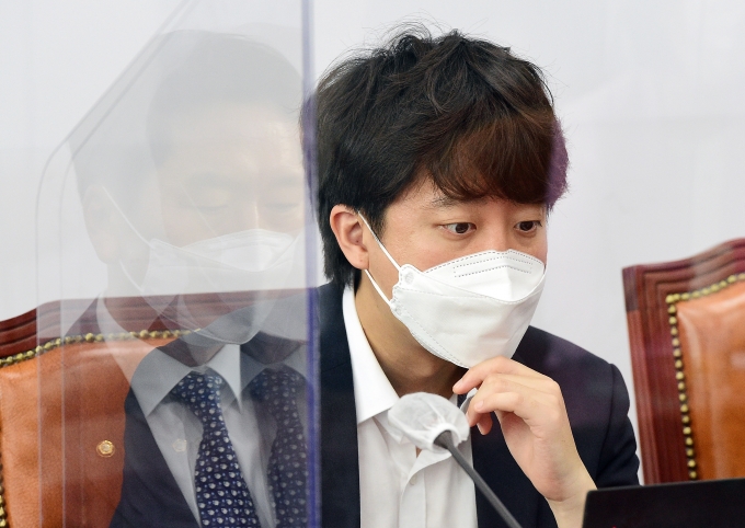 <b>이준석</b> <b>여가부 폐지</b> 주장에 배진교 “값싼 어그로 정치로 시민... 