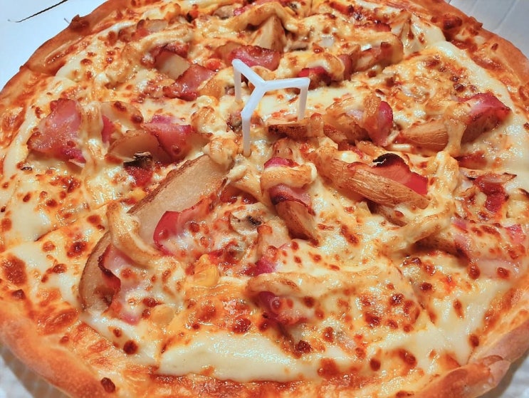  도미노 피자 맛있네요. 치즈 버스트 트리플 엣지