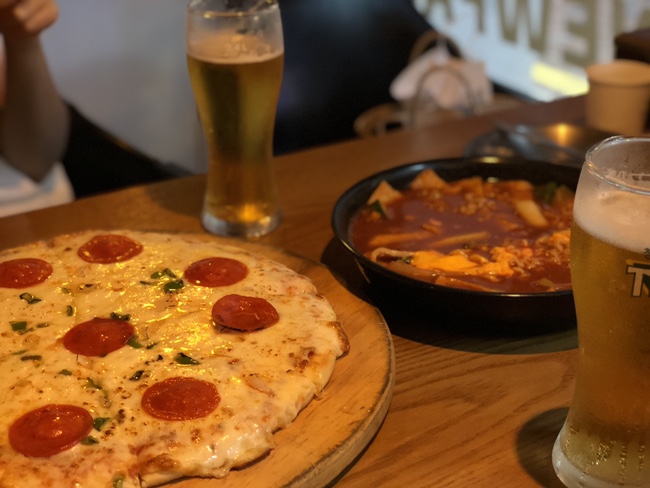  대구 동성로 감성술집 | 뉴페이스, 피맥맛집 치즈범벅 피자와 떡볶이 안주