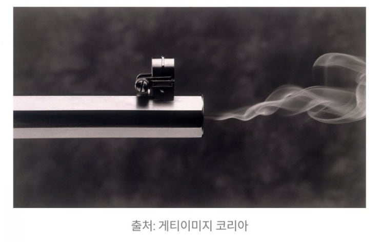 데일리퀴즈 7월13일 범죄나 사건을 해결하는 데 결정적인 역할을 하는 증거를 가리키는 말로 총기 살인 현장에 있는 용의자의 총에서 연기가 피어오른다면 총의 주인이 유력한 증거 데일리퀴즈 7월13일 범죄나 사건을 해결하는 데 결정적인 역할을 하는 증거를 가리키는 말로 총기 살인 현장에 있는 용의자의 총에서 연기가 피어오른다면 총의 주인이 유력한 증거