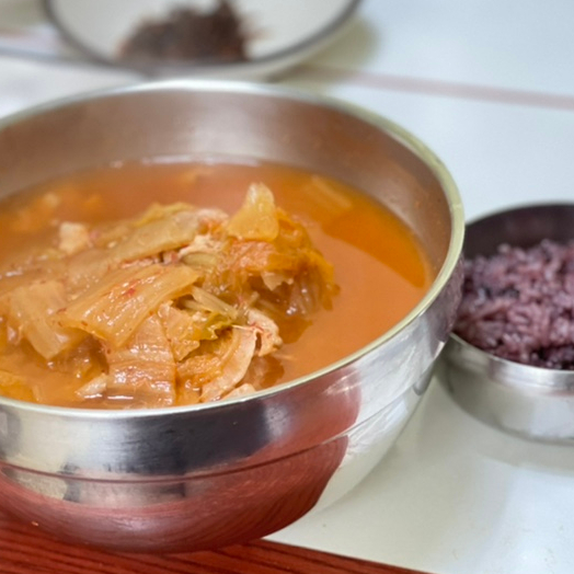  삼척에 갔으면 곰치국을 먹어야지