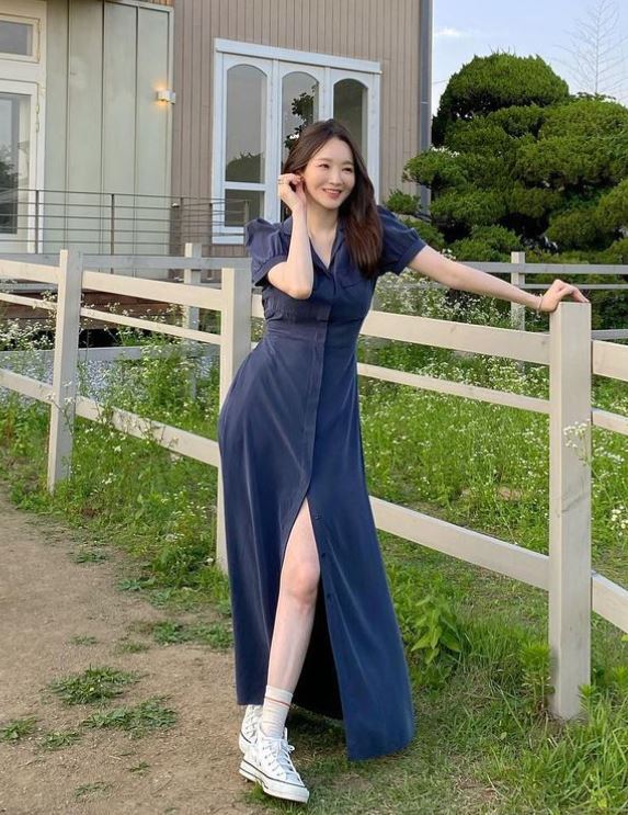  강민경 원피스 아비에무아 그립톡 20대 하객룩