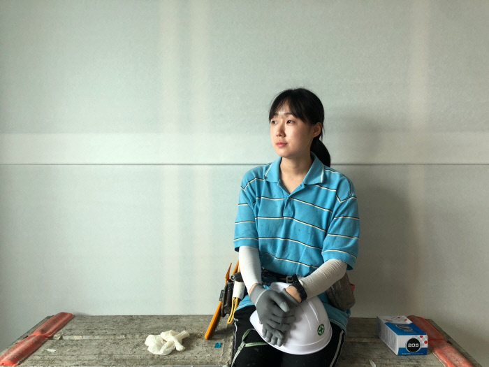 '스카이(SKY)' 대학 출신 20대 여성은 왜 도배사가 됐을까 '스카이(SKY)' 대학 출신 20대 여성은 왜 도배사가 됐을까
