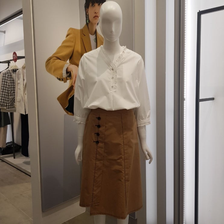 의외로 인기있는 나이스클랍 70% 버튼포인트 뒷밴딩 언벌라인 스커트 A193BWS803 추천해요 의외로 인기있는 나이스클랍 70% 버튼포인트 뒷밴딩 언벌라인 스커트 A193BWS803 추천해요