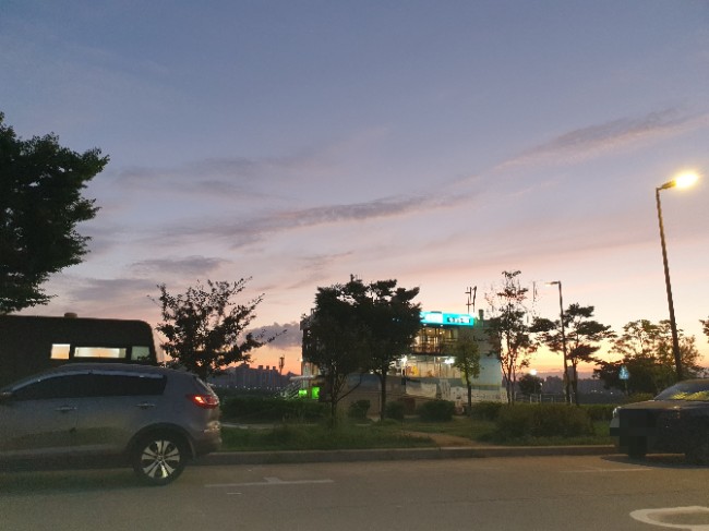  새벽 5시의 하늘, 여의도 한강공원, 무더운 여름입니다..