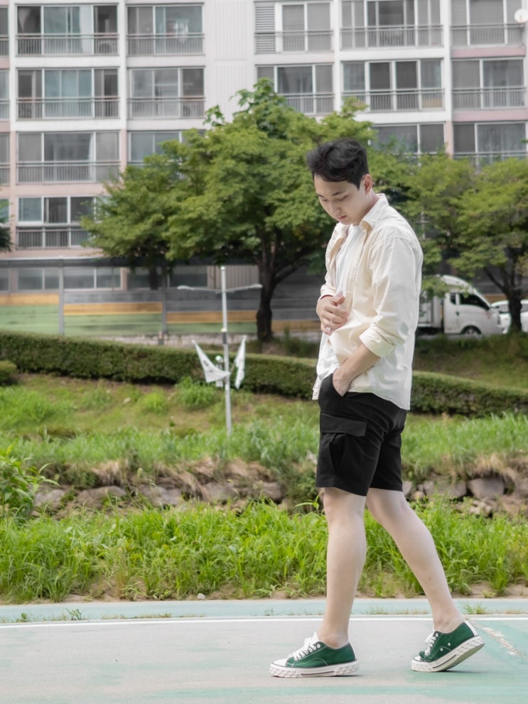  시원한 린넨소재 데일리룩, 남자 밴딩 카고 반바지 & 옥상스타일