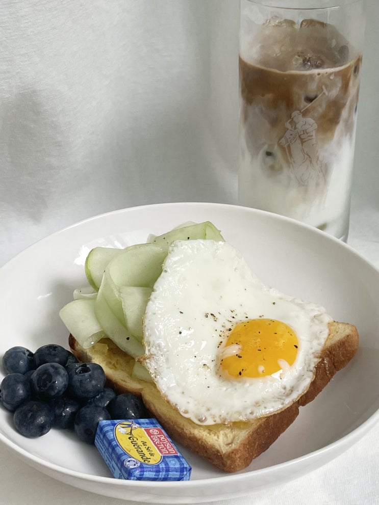  주말 아점으로 먹은  토스트 내가 했지만 맛있어,, :]