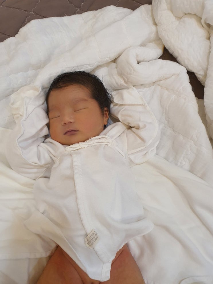  황달2일차, 엄마는 이제 잠이 모지라요