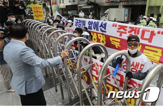 삼성생명, 암환자 모임과 또 부딪혀… "미지급 보험금 지급해라" 삼성생명, 암환자 모임과 또 부딪혀… "미지급 보험금 지급해라"