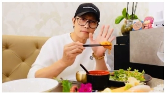 '<b>이민정</b>' <b>이병헌</b>, 프랑스 칸에서 즐기는 한식 먹방 '제육볶음'