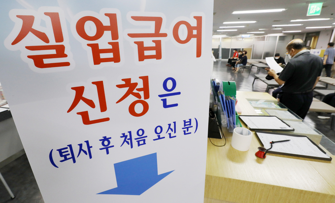 나갈 돈 늘어나는데… 文정부서 거덜난 고용보험기금 나갈 돈 늘어나는데… 文정부서 거덜난 고용보험기금
