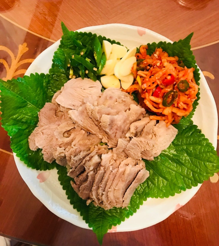  돼지고기 앞다리살 수육과 무배추속 무침만들기
