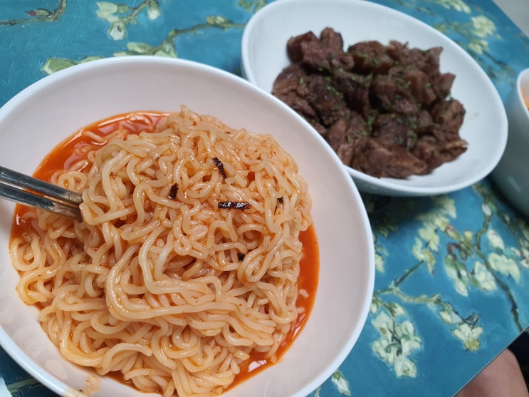  일요일 저녁메뉴 : 비빔면과 소갈비살 , 탄수화물(라면)+단백질(고기) 조합으로 만족한 주말식단