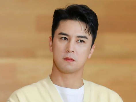  코로나 바이러스 4차 확산, <나훈아와 미스터트롯 후배들 콘서트 강행!> 의료진들은 더욱 지쳐만 간다.