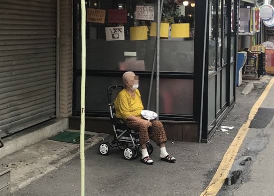 알맹이 빠진 숫자놀음 코로나 지원에 우는 韓사회 진짜 약자들 알맹이 빠진 숫자놀음 코로나 지원에 우는 韓사회 진짜 약자들