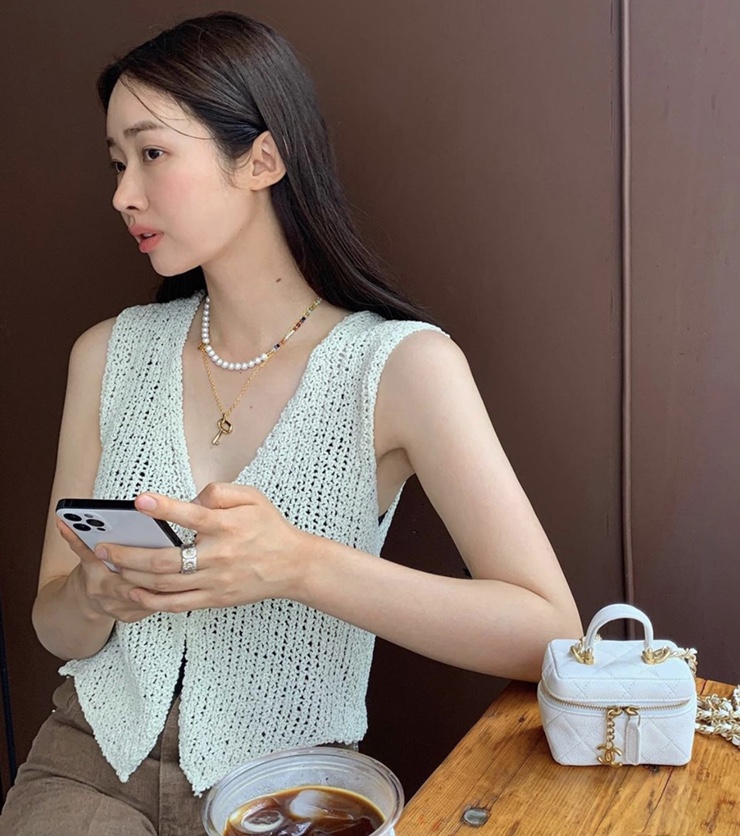  차정원 니트조끼:the open product, 에스실 목걸이 ,부첼라티 데이지반지)