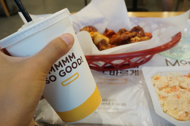  맘스터치 치킨 신제품 매콤간장맛 블랙쏘이치킨