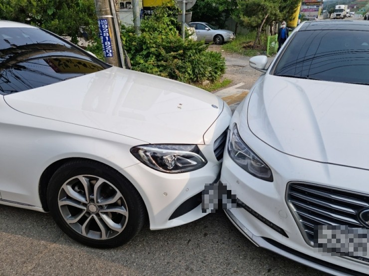  벤츠 C클래스 전면사고 수리 딜리버리 서비스(경기광주공업사,경기용인공업사,경기분당공업사,경기성남공업사,1급자동차공업사,수입차수리,슈퍼카수리,수입차정비,슈퍼카정비,국산차수리,사고수리,사고차수리,현금수리,미수선,보험수리,수입차수리전문업체)