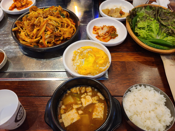  점심으로 제육쌈밥