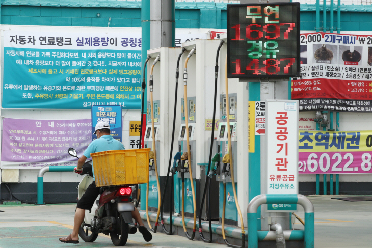 '1700원'도 뚫은 휘발유값..."서민·소상공인 위한 유류세 인하 필요"