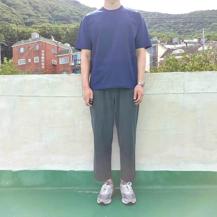  인진 데일리룩 No.18 - 유핑의 화이트라벨 세미오버핏 티셔츠와 미디엄 그레이의 스님 바지 슬랙스로 편한 코디 완성