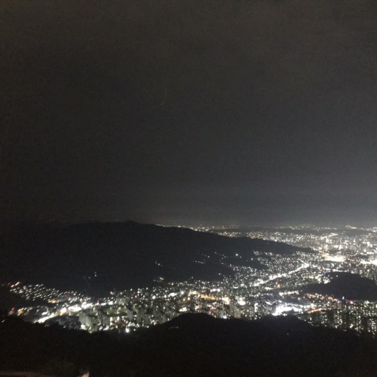  갑자기 올려보는 눈으로 봤을 때 보이는 식장산 야경!