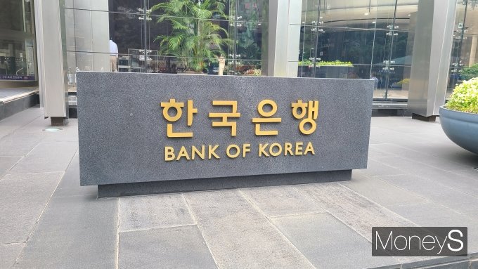  한국은행 가계부채 경고 "집값 20% 폭락땐 소비 4% 감소"