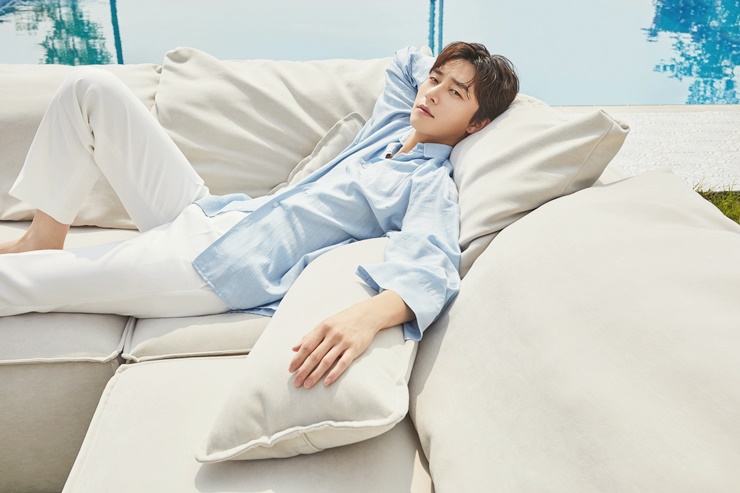  박서준 소파 8월 바자 화보 속 ESSA 에싸 카리브
