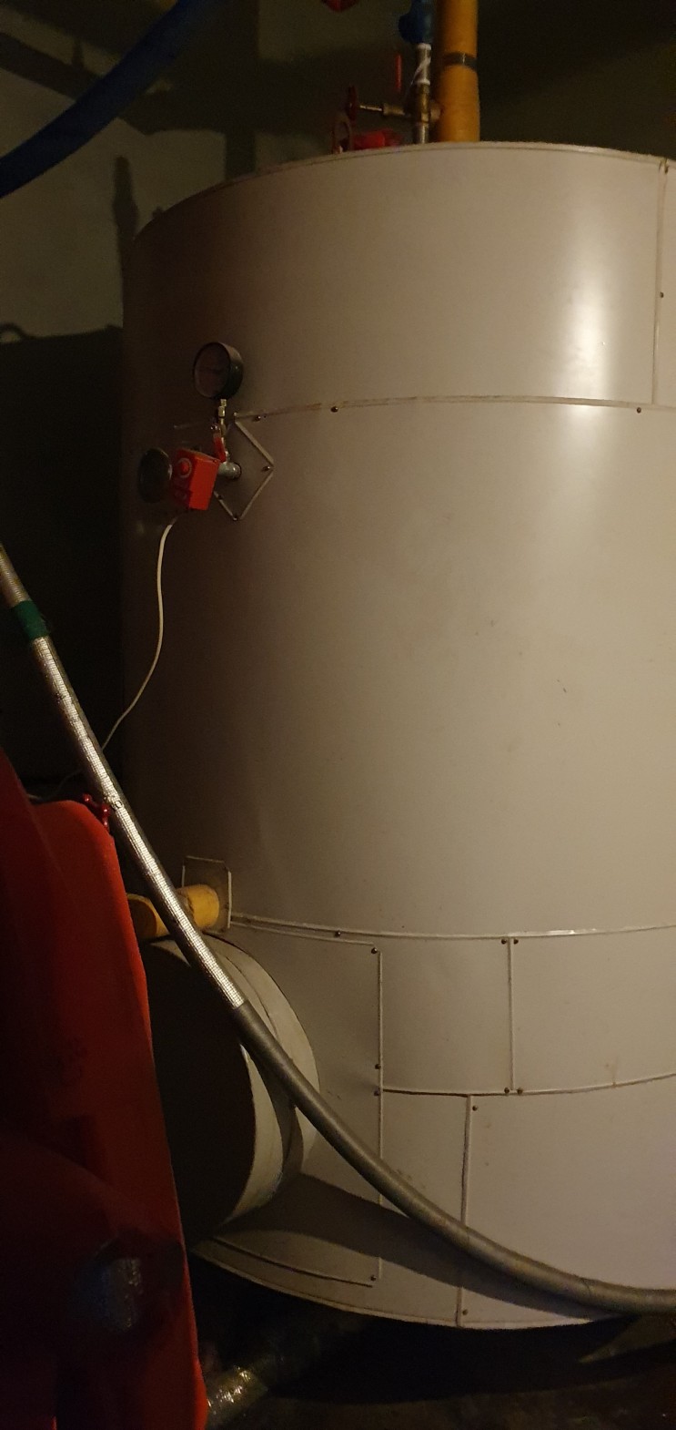 성남출장용접 철 온수탱크 용접부위 누수 알곤용접 보수작업 입니다.