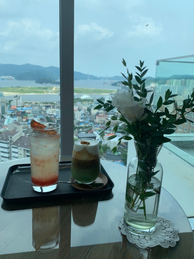  마산 산복도로에 위치한 통유리창 뷰 맛집, 커피 산 coffee san :)