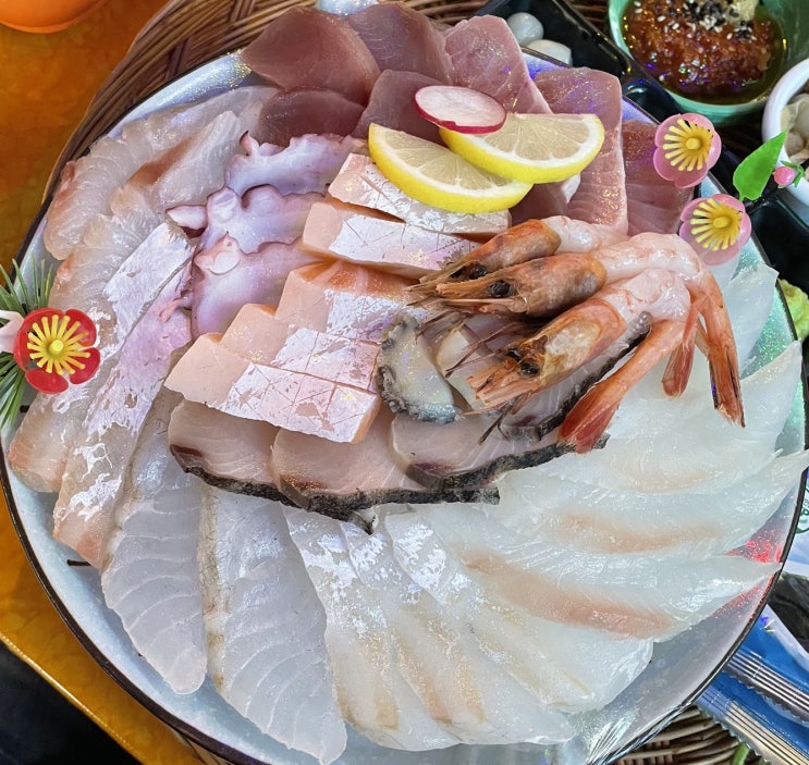  홍대 횟집 바다생고기 제철모듬회+소고기대창나베+롱다리쉬림프