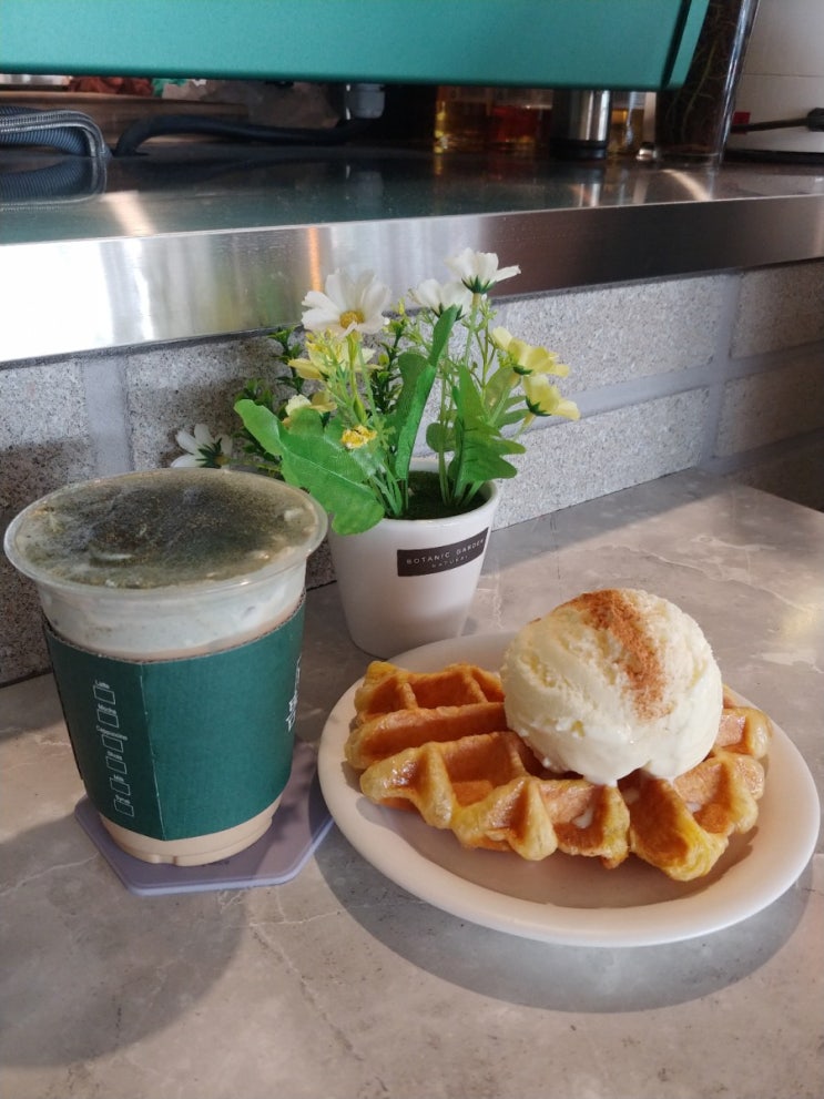  밤리단길카페 쑥크림라떼맛집 카페빈틈