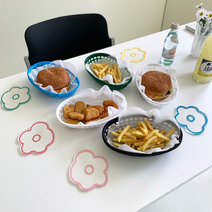 꽃모양 아크릴 컵 받침대 포인트로 딱이야! 꽃모양 아크릴 컵 받침대 포인트로 딱이야!