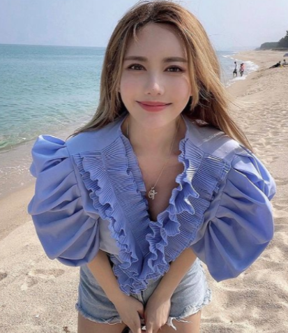  티아라 큐리 인스타그램 옷 블루 블라우스 골드 십자가 팬던트 목걸이 착용 패션 정보