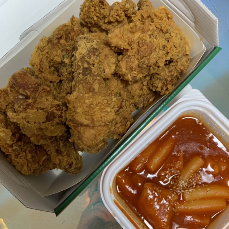  조정석 자담치킨 스리라차, 떡볶이도 같이 먹어요