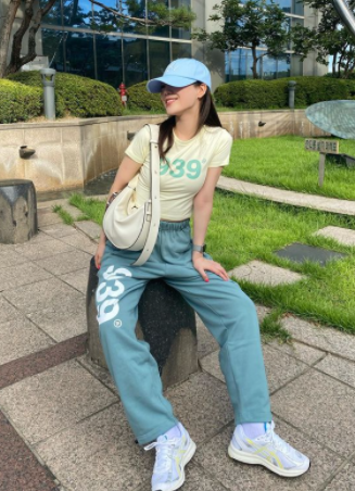  허영지 박소현의 러브게임 라디오 출근 이스타그램 블루 볼캡 939반팔 크롭 티셔츠 그린 팬츠 백 가방  착용 패션 정보