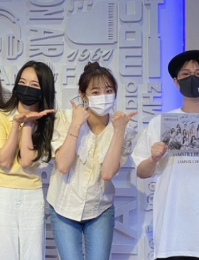  이달의 소녀 츄 정오의 희망곡 옷 아이보리 빅카라 퍼프 블라우스 착용 패션 정보