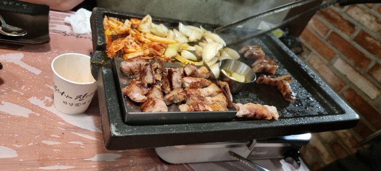  부천중동고깃집 하남돼지집 전문가가 직접 구워 주네요.