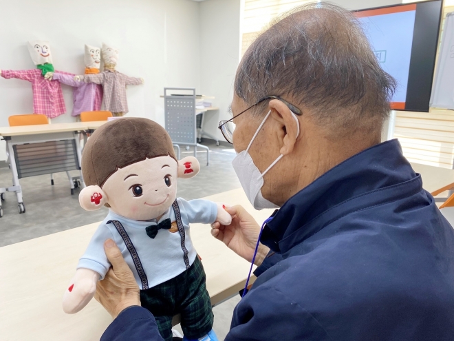 “할아버지 약 드세요” 인공지능장비가 노인들 챙긴다 “할아버지 약 드세요” 인공지능장비가 노인들 챙긴다