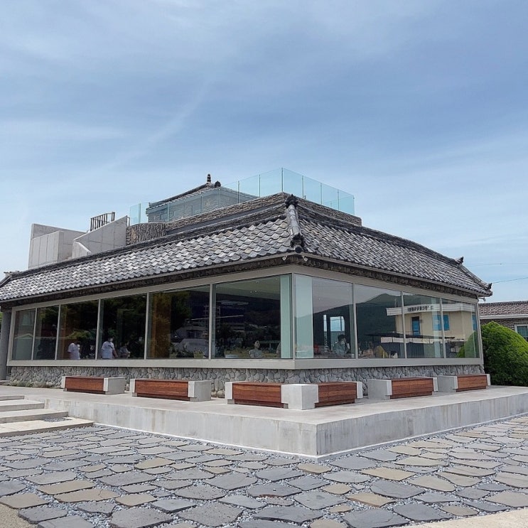  경남 고성 기와 지붕으로 한껏 멋을 낸 카페[고옥정]