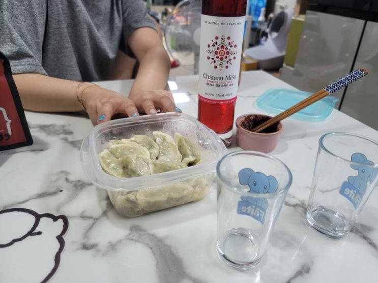  와인에 스테이크, 치즈말고 만두는 어때? 술담화 담화박스 5월 구성품 샤토미소 켐벨 스위트 로제
