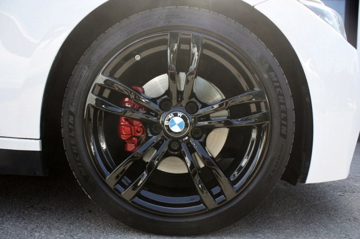  BMW 320i 441M 휠 상처 수리 후 블랙유광 휠도색