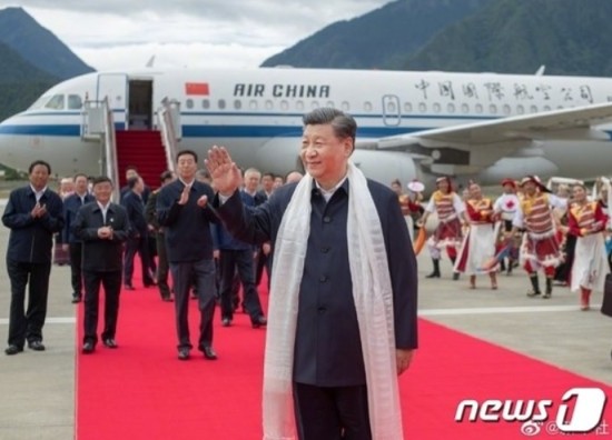 美보란듯이 <b>시진핑</b>, 中국가주석으로는 첫 <b>티베트</b> 평화해방 축하