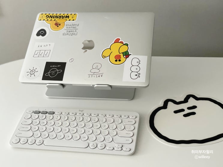 맥용 키보드 로지텍K380, 맥북 노트북 받침대, 마우스패드 내돈내산 책상 꾸미기