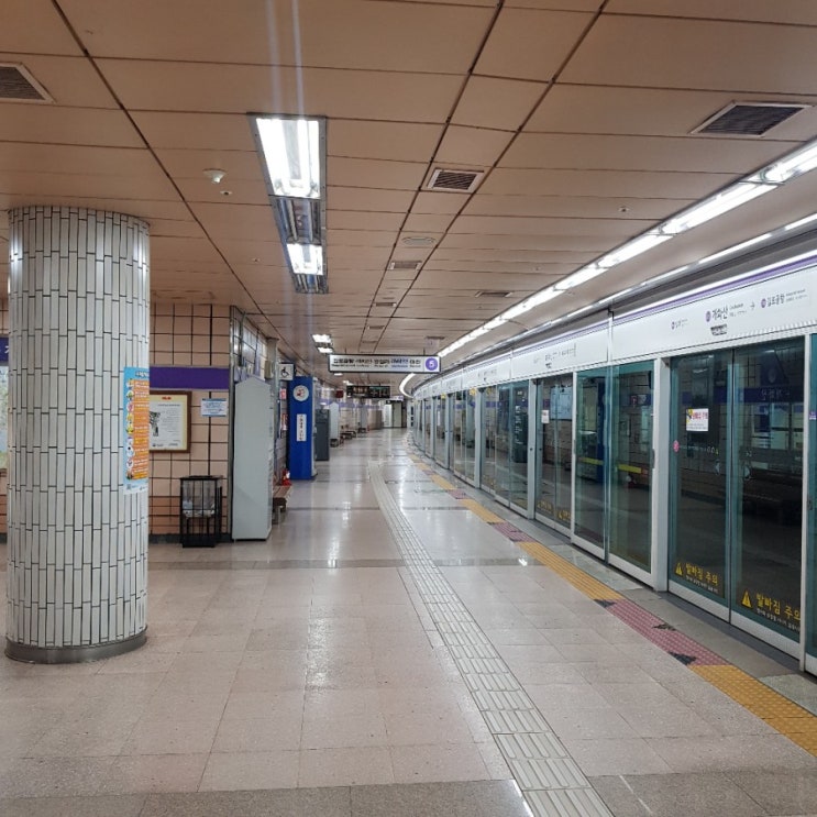  아무도 없는 개화산역