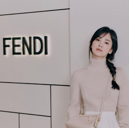  송혜교 n 펜디 팝업스토어 패션 명품 가방 샌들