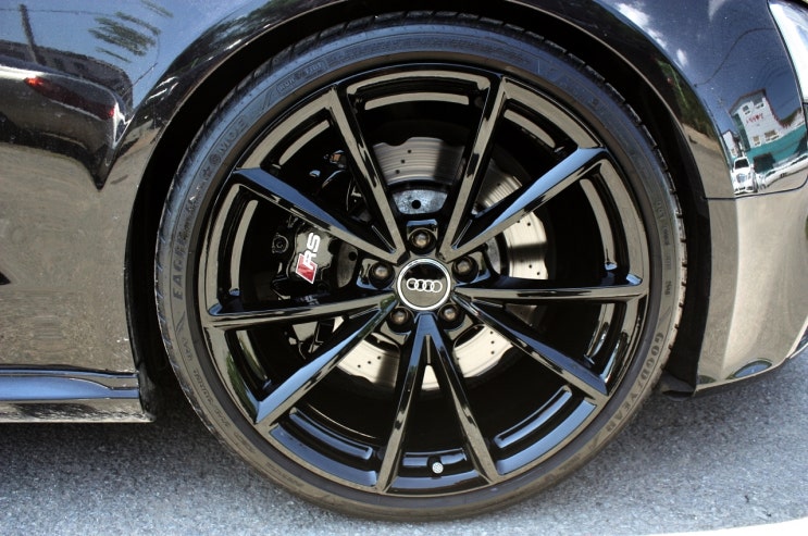 아우디 RS5 휠 상처 수리 후 블랙유광 휠도색 + 블랙 캘리퍼 도색