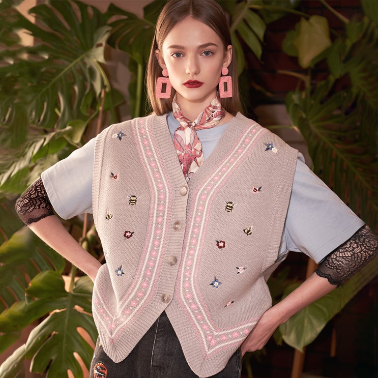 의외로 인기있는 바이탈사인 Embroidered Button-down Knit Vest 추천해요 의외로 인기있는 바이탈사인 Embroidered Button-down Knit Vest 추천해요