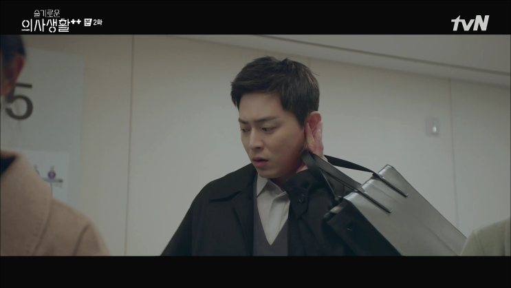 슬기로운 의사 생활 <b>시즌2 조정석</b> 가방 패션과 정경호... 